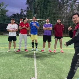 Amigos num jogo de futebol com camisolas