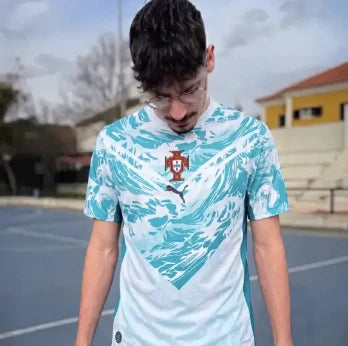 Adepto com camisola branca e azul