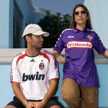 Dois amigos com camisolas retro