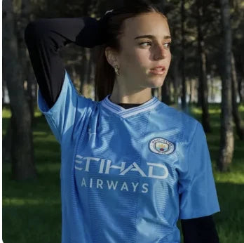 Adepta com camisola azul-celeste