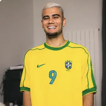 Adepto a sorrir com camisola amarela