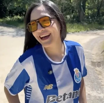Adepta a rir com camisola às riscas azuis e brancas