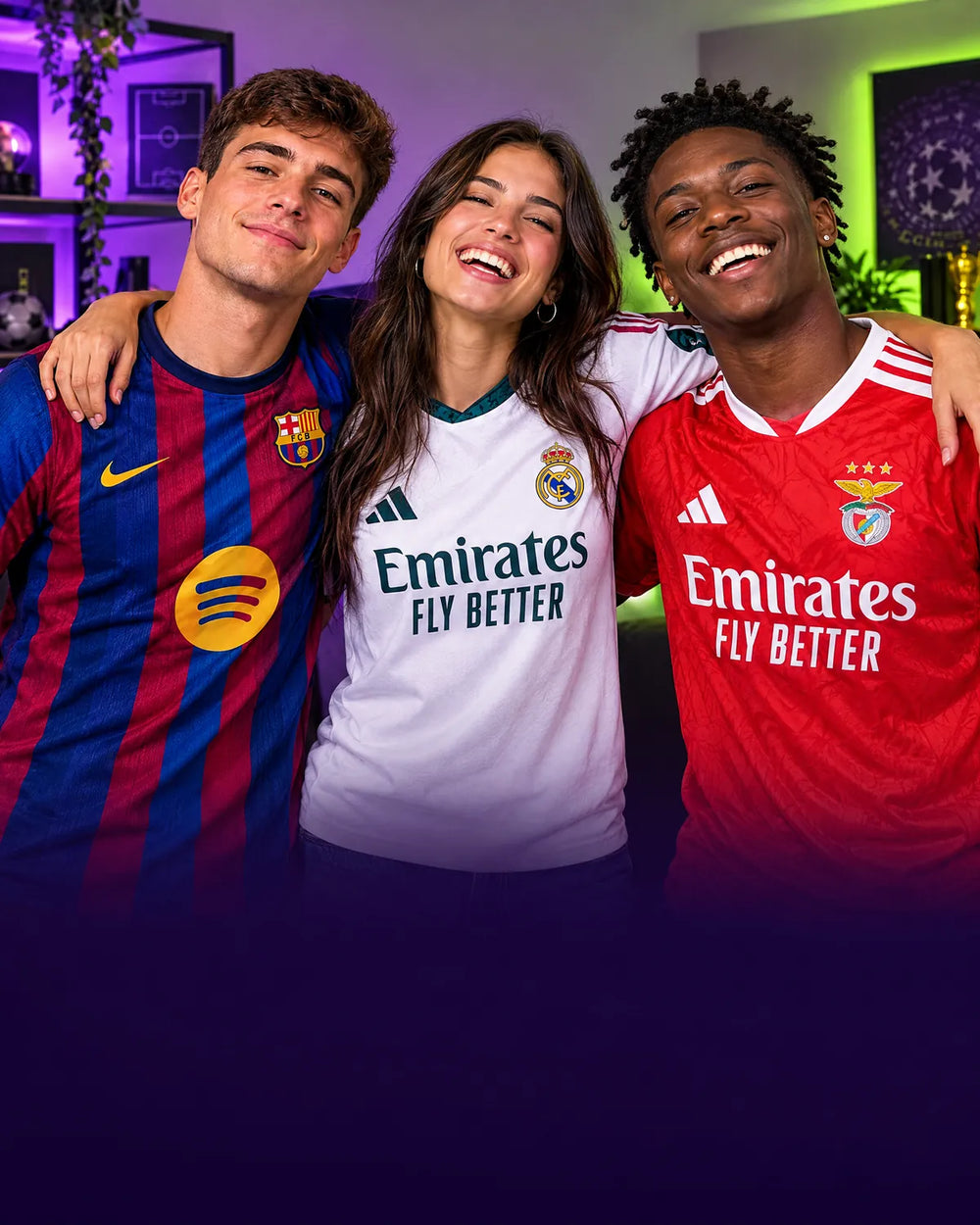 Três amigos a usar camisolas de futebol